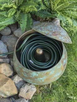 Acorn Hose Pot -Plant Care Shop 3 4 crop 8613361 01V